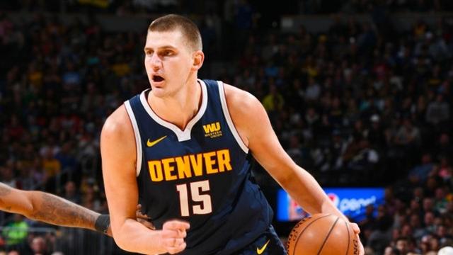 更多地强调 更多地强调